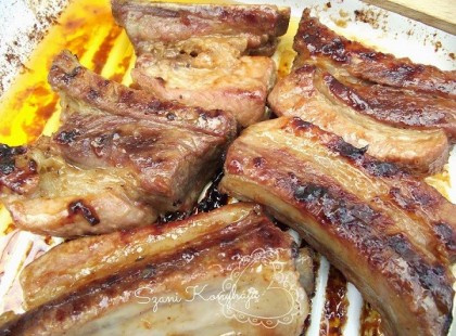 Ketcupos oldalas, medvehagymás burgonyasalátával