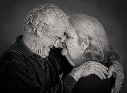 Amikor egy barát, egy feleség, vagy férj idegenné válik - vagyis ismerem, de már nem szeretem -, idegenként élsz tovább mellette. Az ember igazi hazája a szeretetben van. Minden más helyen számkivetett.