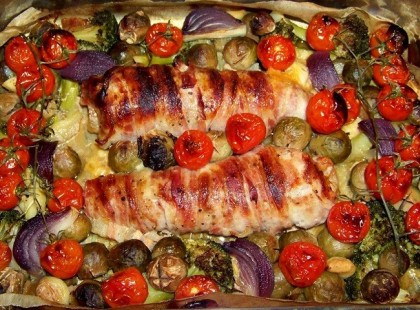 Füstölt sajttal töltött, bacon-be tekert fokhagymás sertés szűz vele sült zöldségekkel