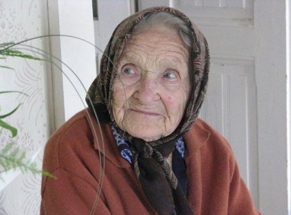 Édesanyád sose bántsd Karjaiddal öleld át, Puszit adj az arcára Simogatást a hajára. Addig örülj amíg él Amíg ő él boldog légy, Mert ha nem lesz bánhatod Nem lesz neked támaszod. Ő adott neked életet Boldogságot, szeretetet Szíve alatt hordozott, Nagy fájdalommal a világra hozott.....