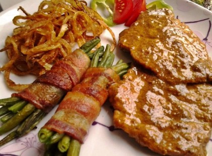 Borban párolt mustáros karajszeletek, baconos ceruza babbal és sült hagymával