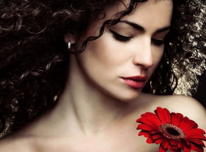 Felismertem, ha nem változtatok és nem keményedek, akkor ez a világ maga alá temet. Hogy minimális szinten muszáj önzőnek lenni. Hogy nem ítélkezhetek más emberek felett és legfőképp, amit adok pontosan azt is fogom visszakapni. Legyen az jó vagy rossz. Már tudom, hogy a kimondott szónak súlya van, és van olyan, ami egy életen át marja a lelkem. Hogy a legigazabb barátom az idő és éppen ezért a jelenben kell élni, a múltból tanulni, a jövőért meg dolgozni.