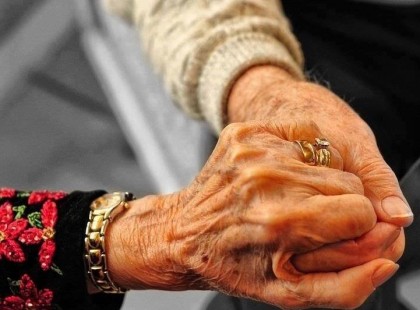 Az embernek a társa: hiányzik. Nemcsak akkor, ha a halállal elvesztette, de akkor is, ha még sohasem találkozott vele. Soha, egész életében!... A társtalan ember hozzászokott ugyan, hogy egyedül van, hogy lelkileg idegenek között él, megszokja a magányt, mint eszkimó a sarki hideget - de a lélek mégis tudja, hogy hiányzik belőle egy darab: hiányzik a másik fele. És ez nem csak akkor fáj, ha elveszítjük, hanem akkor is, ha nem találjuk meg! Müller Péter