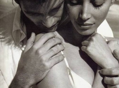 Aki igazán Téged akar, testestül, lelkestül, mindenestül, hibáiddal és hiányosságaiddal együtt, az várni fog rád. Várni, akár éveket. Kitartó lesz és nem az érdeket nézi. Aki téged akar majd és egy életre, annak az embernek nem számít a tér, az idő, a hely. Nem fog neki számítani, hogy csak öt percet kaphat, Ő annak is örülni fog, még akkor is ha órákat kell érte utazni, még akkor is, ha tudja, hogy meg sem csókolhat. Igen. Ezt nevezik kitartásnak és őszinte szerelemnek. Viszont, aki azt mondja neked, hogy 