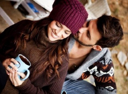 Csitáry-Hock Tamás: Nem a kávén múlik ... Hanem a kézen. Találkozik két ember, akik mások számára teljesen hétköznapiak, átlagosak, jelentéktelenek. De egymás számára cseppet sem azok. Mert van valami megfoghatatlan dolog, kisugárzás, varázslat, ami rendkívülivé teszi őket egymás szemében. Hogy amit a másiktól kapnak, az számukra csoda, kellemes érzés. Bármi legyen is az. És azt a bizonyos kávét bárki ágyba hozhatná, mégsem lesz ugyanaz az érzés. Mert nem a kávén múlik. Hanem a kézen. A kézen, amelyik a kávéscsészét tartja és nyújtja feléd. Amelyben nem kávé van. Hanem lélek. Az Ő lelke.