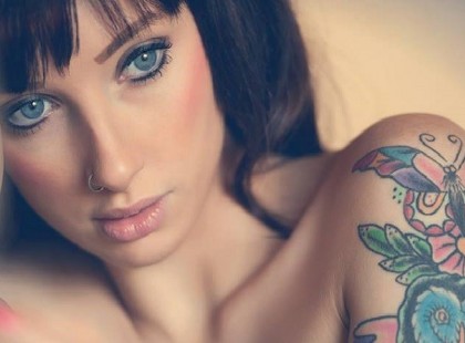 Ha valaki megérint mélyen, belülről, azt sosem felejted el. Nincs az az idő ami alatt elmúlna, ami alatt elfelednéd mit is éreztél akkor, milyen is volt akkor. Ilyen az őszinte szerelem. Amikor annyira szeretsz valakit, hogy bármit megtennél csak hogy láthasd a mosolyát, a szemét, hogy ne érje bántódás, az életedet is odaadnád érte. Ha ezt az embert elveszíted, egy részed meghal. Próbálod magaddal elhitetni hogy jön majd más aki a helyébe léphet, de azt az űrt soha senki nem pótolhatja, amit maga után hagyott. Odaadtad magad teljesen, a tested , a lelked. Egész lényeddel csak érte rajongtál, Őt imádtad, Ő jelentette az igazi boldogságot. Elvette amit adott, és itt hagyott összetörve, egyedül, a fájdalommal. És ezzel a fájdalommal kell évek óta nap mint nap megküzdened. Hiába teszel bármit, nem múlik… Ott van a nappalokban, és az éjszakákban. És lassan már annyira hozzászoksz, szinte hozzád nő, hogy belé kapaszkodsz, hiszen ez legalább emlékeztet rá hogy mennyire tudtál szeretni, és milyen csodálatos, és fájdalmas is tud lenni az élet legcsodálatosabb érzése, a szerelem.