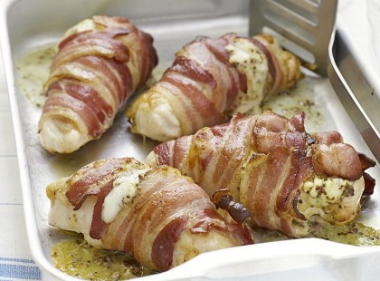 Sajttal töltött, baconbe tekert csirkemell – mennyei falatok fél óra alatt 5 hozzávalóból!