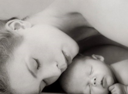 Az anyaság alázat. Szolgálat és lemondás. Élethosszig tartó aggódás. Önismereti lecke. Kétkedés és hit magadban. A hited őbenne. Az ő hite tebenned. Bizonytalanság és bizonyosság egyszerre. Könnyek a zuhany alatt. Végtelen fáradtság. Végtelen káosz és mindent elsöprő harmónia. Ismeretlen szívelszorulás. A szeme a szívedben. A hangod az övében. A mosolya mindenhol. Az illata a lelkedben. Szövetség vele. Az anyaság kötelék. Ragaszkodás és elengedés. Kérdések magadnak, válaszok magadtól. Az anyaság áldozat. És mindenekelőtt hála. Hála annak, akit megszültél; és annak, aki téged megszült. Kőváry Anett