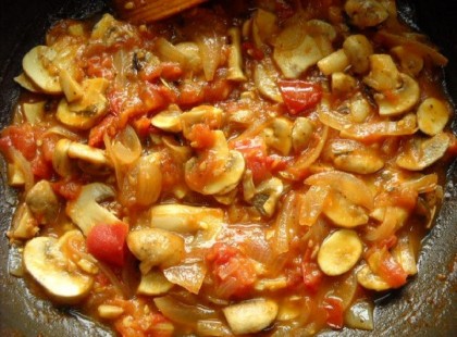 Húsos gombapörkölt – csábító falatok villámgyorsan, ezt mindenki imádja!