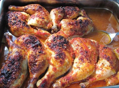 Fokhagymás csirkecombok vörösborban pácolva, mennyei finomság a sütőből!