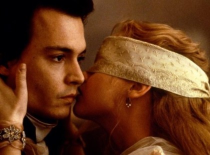 A szerelmet vagy érezzük, vagy nem, és nincs az az erő, ami ki tudná kényszeríteni. Színlelhetjük, hogy szeretünk. Megszokhatjuk a másikat. Egész életünket leélhetjük valakivel kölcsönös megértésben, barátságban, cinkosságban, családot alapíthatunk, szeretkezhetünk minden éjjel, és mégis úgy érezzük, hogy van valami szánalmas üresség az egészben: valami fontos hiányzik. Paulo Coelho