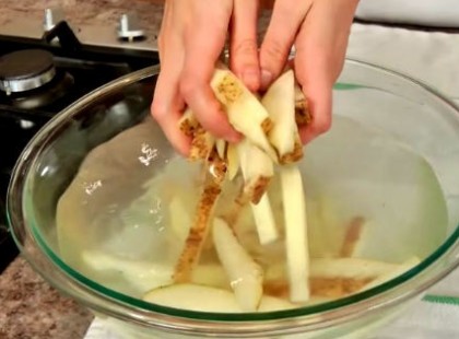 Hideg vízbe teszik a burgonyát, majd elkészíti a legjobb sültkrumplit… olaj nélkül!