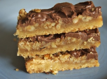 Egy diós csokis süti, azoknak akik egy gyors desszertre vágynak.