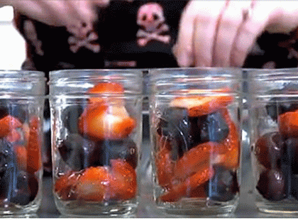 Gyümölccsel tölti meg a befőttesüvegeket, majd vajat tesz rájuk. Ennél finomabb recept nincs is!