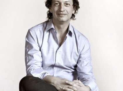 Ha változtatni akarsz az életeden, akkor százezer lépés fájdalmával kell megküzdened. Elindulsz, egy lépés fájdalom. Továbblépsz, még egy lépés fájdalom, de ebben az egy lépésben hogyan lenne benne a százezer lépés fájdalma? A gyáva ember ettől az egy lépés fájdalmától fél. És racionális hazugságokkal próbálja megmagyarázni, hogy miért is nem teszi meg. Mert aki fél, az elkezd kifogásokat gyártani, hogy megmagyarázza a saját szegényes lelki bizonyítványát. Ahelyett, hogy szembenéznénk azzal, mit tettünk magunkkal, elkezdjük sajnálni magunkat. Ami jajveszékelésbe fordul, majd marjuk magunkat, hogy lehettünk ilyen hülyék. De még mindig nem változtatunk... Dr. Csernus Imre