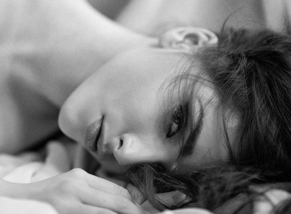 Az erős nő gyengéd. Az erős nőt megközelíteni nem könnyű. Az erős nő szíve össze-vissza van törve. Az erős nő tapasztalt. Az erős nő nyitott. Az erős nő holtáig tanul. Az erős nő humoros. Az erős nőnek fontos vagy. Az erős nő élete szélsőséges. Az erős nő gyengének érzi magát. Néha azt hiszi, nem elég jó, viszont ezt nem látod rajta soha. Az erős nő szenvedélyes. Az erős nő izgalmas. Az erős nő igazi, valódi. Az erős nő okos. Az erős nőhöz felérni nehéz – viszont nincs tisztában ezzel; nem mindig tudja, mennyit ér. Az erős nő néha magányos. Az erős nő vágyik a szerelemre, és nagyon tud szeretni. Az erős nő büszke. Büszke arra, amije van. Az erős nő megbecsül. Az erős nő vonzó. Az erős nő találékony. Az erős nő jó anya, jó feleség, jó szerető. Az erős nőnek van tartása. Az erős nő nem panaszkodik. Az erős nő türelmes. Az erős nő kihívás. Az erős nőt becsülni kell. Az erős nő ajándék. Az erős nő szeretnivaló. Az erős nő ritka. Az erős nő erős. Összefoglalva: az efféle nők igazából nagyon gyengédek, vágynak a szeretetre, a szerelemre. Az utóbbit akár több évnyi várakozás is megelőzheti. Az erős nők olyanok néha, mint a jégcsap. Ez azért is van, mert tapasztaltak, emiatt távolságtartóak lehetnek, és ezért elérhetetlennek tűnhetnek. Nehéz őket megközelíteni, de ha sikerül a bizalmukba férkőzni, nagyon odaadóak tudnak lenni. Ezt a tüzet nem mindenki meri bevállalni, kedves hölgyek. Kevés „tökös” pasi van a világon, és sajnos azon kevesek közül is sokan elkeltek már. Ezeknek a nőknek tudniuk kell, hogy semmi baj velük, csupán annyi, hogy az önértékelésüket kellene kicsit rendet tenni, tudniuk kell, mennyit érnek, tisztában kell lenniük a magasságaikkal, és azzal, hogy nem feltétlenül azért sikertelenek a szívügyek terén, mert nem érnek fel a választottjukhoz, hanem pont fordítva. Élik az életüket a férfiak világában. Ugyanúgy dolgoznak, mint ők, mert az új kor ezt kívánja. Emberfeletti erővel bírnak, közben okosak, bájosak, szépek, csinosak, kemények és egyben selymesek. Ezt a sok szépet egyszerre megőrizni, tisztában lenni velük, s ezáltal a helyükön kezelni saját magukat, felér egy gladiátorjátékkal a mindennapokban. Én magam is próbálom lazán áthidalni a hétköznapok akadályait. Sikerül, mert van hitem. Idővel bizony szükséges egy szerető társ is, aki erősíti bennük ezt a sok értékes tulajdonságot, és nem taszítja őket el az erő, amivel ezek a nők rendelkeznek. A férfi pedig boldog lehet mellettük, mert az ilyen társ ritka. Nagyon tudnak szeretni, nagyon odaadóak, és a másik tudja, hogy vigyázni kell rájuk, mert amilyen erősek, olyan sérülékenyek is