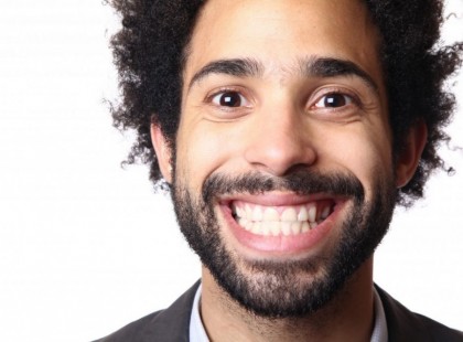 Egy család új hűtőszekrényt vett. A régit kitették a ház elé, és ráírták