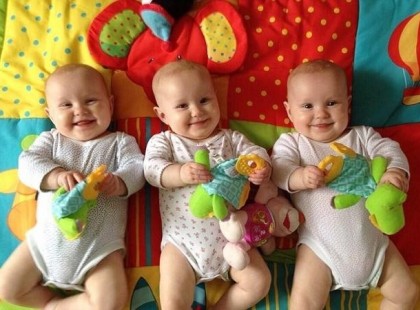 Hogy különbözteted meg a hármas ikreket? Íme a család jópofa megoldása!