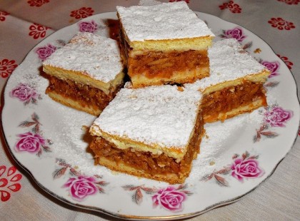 A házi almás béles ínycsiklandozó, mennyei fahéjas finomság! Nagyanyám is így készítette!