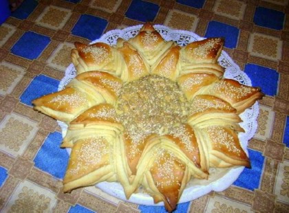 A napraforgó kenyér az ünnepi asztal dísze. Nagyon mutatós ez a napraforgómagos és szezámmagos kenyér tészta :)