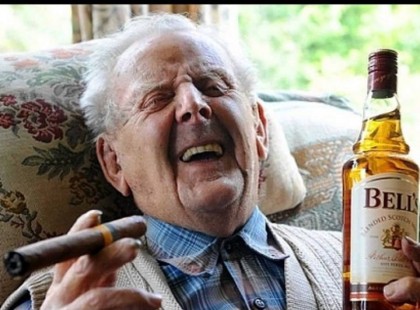 A székely elmegy és a fiára bízza a tanyát. Amikor hazajön, érte megy a fia. Kérdi a bácsi: