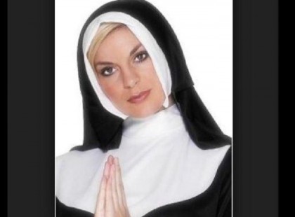 Fickó stoppol, megáll egy apáca. Elindulnak, a fickó csak bámulja az apácát kigúvadt szemekkel. Az apáca végül megkérdi: -Uram, mi a csudát bámul annyira? - Hát, tudja, régi vágyam, hogy megcsókoljak egy apácát. - Elvileg nincs akadálya - mondja az apáca - de nőtlennek kell lenned és katolikusnak. - Az vagyok, az vagyok - mondja a fickó. Kiszállnak, a fickó megcsókolja az apácát. Mikor mennek vissza az autóhoz, a fickó elkezd sírni. - Most meg miért sírsz - kérdi az apáca. - Vétkeztem - mondja a fickó - nős vagyok és zsidó… - Annyi baj legyen - így az apáca - én meg Józsi vagyok és jelmezbálba megyek