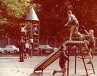 Régen mikor gyerekek voltunk nem volt digitális fényképezőnk meg videokameránk csak egy fényképezőgépünk ami fekete fehér képeket csinált de akkor mégis színesebbnek láttuk a világot..Jóformán a mai világhoz képest nem volt semmink mégis boldogabbak voltunk..mert egy valamink volt ami, a mai világban elvész lassan: IDŐNK.