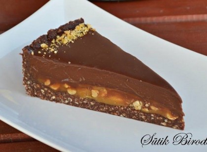 Nagyon csokis karamellás keksztorta