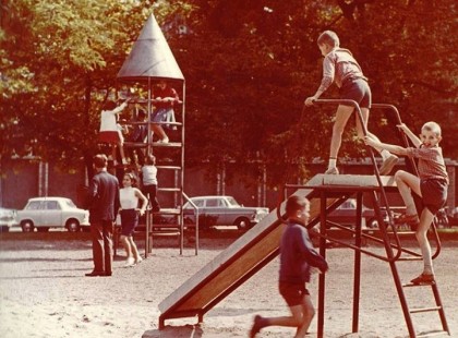 Régen mikor gyerekek voltunk nem volt digitális fényképezőnk meg videokameránk csak egy fényképezőgépünk ami fekete fehér képeket csinált de akkor mégis színesebbnek láttuk a világot..Jóformán a mai világhoz képest nem volt semmink mégis boldogabbak voltunk..mert egy valamink volt ami, a mai világban elvész lassan: IDŐNK.