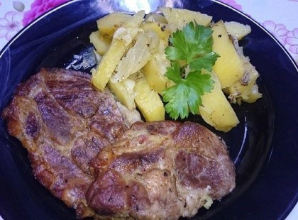 Hagymás krumpliágyon sült tarja