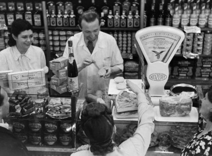 Amikor még az abc-be jártunk és nem voltak hypermarketek és nem jelentett gondot és nem okozott általános népi felháborodást, hogy vasárnap nincs nyitva a bolt. Nem volt cécó feliratkozni a banánra sem. ABC.. Tudjátok miért volt ez a neve? Általános Beszerzési Cikkek rövidítése miatt :)