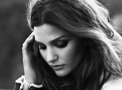 A nő, aki felébredt, továbblép. Nem fél. Mosolyog és nem néz vissza. A lelke szabad, tiszta és békés. Tudja, mit akar és azt is hogyan. Nem türelmetlen. A várakozást pedig az élet kalandjának tekinti.