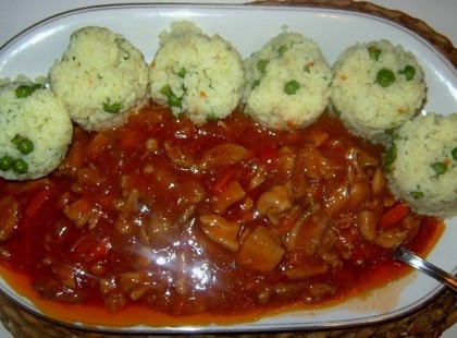 Csirke ragu, édes-savanyú mártással, rizi-bizivel