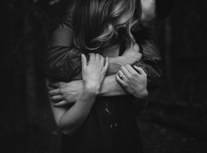 Lippai Marianna: Mire vágyik a nő? Arra, hogy szeressék, és hogy szerethessen. Arra, hogy becsüljék, és mint nőt értékeljék. Úgy ahogy van és úgy amilyen. Mert ő ilyen. Nem kér mást, csak olykor egy szeretetteljes pillantást. De vágyik néha a dicsérő szóra, és hogy elismeréssel beszéljenek róla. Fontos neki a ragyogás, hisz ez nem más, mint női áldás. Szereti, ha megérintik és mikor szerető karok átölelik. Vágyik arra, hogy törődjenek vele, hisz attól mindig mosolyog a lelke. S hogy mire vágyik igazán? Egy társra. Aki neki mindezt megadja, és őt mindenestől elfogadja. Mert egy nő nem attól lesz boldog, ha mindent megvesznek neki, hanem attól, ha van valaki, aki igazán szereti