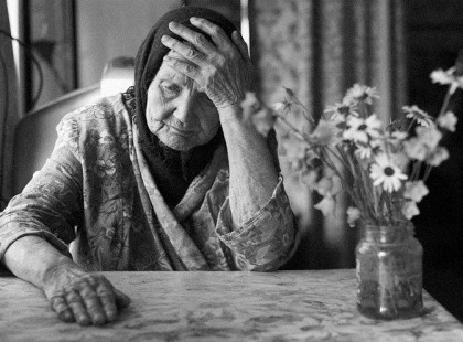 Falu Tamás: Esti ima Ne fájjon a lelkem, ne fájjon a testem, legyen, ki felemel, amikor elestem. Amit méznek érzek, epévé ne váljék, kövessen a béke, mint jóságos árnyék. S ha majd jő a halál, szóljon hozzám szépen, s ne a hátán vigyen, hanem az ölében.