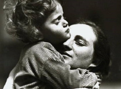 Nem nyafognék, de most már késő, most látom, milyen óriás ő, - szürke haja lebben az égen, kékítőt old az ég vizében.