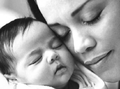 Csitáry-Hock Tamás: Anya csak Nő lehet. Ez az ő kiváltsága. Az ő hivatása. A legszebb és legnehezebb. A legnehezebb, hiszen olyan hivatás, amely sosem ad szabadságot, soha nem enged pihenőt, állandó figyelmet, szeretetet, odaadást kér, vár, követel. Ám mégis szép. Mert csak ő ismeri a titkot. Az anyai szív titkát. Hogy miként válik egy új élet önálló emberré.