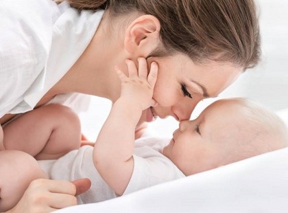 Anyu Tudok egy varázsszót, ha én azt kimondom, egyszerre elmúlik minden bajom, gondom. Ha kávé keserű, ha mártás savanyú, csak egy szót kiáltok, csak annyit, hogy: anyu! Mindjárt porcukor hull kávéba, mártásba, csak egy szóba került, csak egy kiáltásba. Keserűből édes, rosszból csuda jó lesz, sírásból mosolygás, olyan csuda-szó ez. Anyu, anyu! Anyu! - hangzik este-reggel, jaj de sok baj is van ilyen kis gyerekkel. 