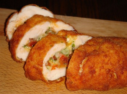 Sajttal kolbásszal töltött csirkemell