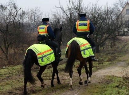 Karácsony reggelén a lovasrendőr figyeli az útkereszteződést. Észrevesz egy kisfiút, aki egy vadonatúj, csillogó biciklivel kerekezik. Odaszól neki: