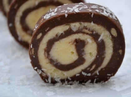 Keksztekercs kókuszkrémmel – krémes kísértés sütés nélkül! Nagyon kókuszos és nagyon ízletes! :)