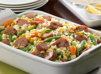 Kolbászos, zöldsége rizs a sütőből – ínycsiklandó és laktató étel pikk-pakk!