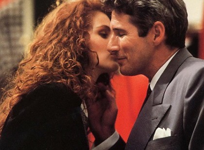 Oravecz Nóra: Teljes az, aki ember, akinek érzései vannak. Aki mer hibázni, és nem sírni felette, hogy Úristen, most mi lesz. Mi lenne, megy tovább, és harcol, addig, amíg el nem éri a célját. Kimutatja, ha szeret, és nem fél összetörni. Miért is félne? Hiszen tudja magát adni, hogy is ne tudná. Ismeri a saját lelkét, minden egyes gondolatával tisztában van, így nincs miért félnie. Nem a pillanatban találja ki magát. Ő már ismeri a lelkét. Nem gagyog butaságokat össze-vissza, tudatos. Tudja, hogy mit akar az élettől, és hogy mennyit várhat el magától. Nem a festék, vagy a ruha teszi vonzóvá, hanem a fellépése: ragyog, tündököl, képtelenség elmenni mellette. Tisztában van azzal, hogy butaság a tökéletest keresni, mert olyan nincs. Olyan viszont van, amikor találsz valakit, aki elfogad úgy, ahogy vagy. Hiszen legbelül valójában mindannyian arra vágyunk, hogy azért szeressenek, amilyenek vagyunk. Érezni, hogy „elég az, ami vagyok”.