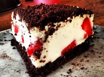 Sütés nélküli epres túrótorta – mennyei krémes élvezet, ennek a sütinek te sem tudsz ellenállni!