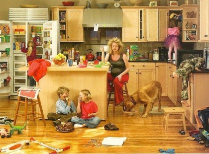 A férj dühösen nézi: - De mi a fene történt ma itt? A feleség ártatlanul: - Tudod mindennap, amikor hazajössz a munkából, meg szoktad kérdezni hogy mit csináltam egész nap? Férj még dühösebben: - Persze,... ÉS??!! Ekkor a feleség édesen rámosolyog: - HÁT MA NEM CSINÁLTAM SEMMIT!!!!