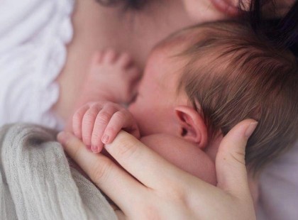 Felnőtt lettem, Tőled távol, messze a szülői háztól, de minden kincset, mit Tőled kaptam, itt őrzöm örökké magamban. Édesanya simogass meg! Legyek újra megint gyermek. Ölelj át ha felkereslek, érezd, hogy most is szeretlek