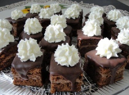 Csokoládékocka – különleges sütemény, omlós tészta és mennyei krém, csodás íze van!