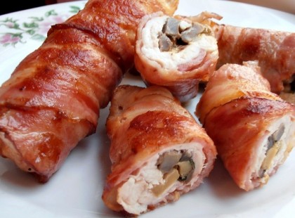Baconbe tekert csirke gombával töltve – csodás étel és csak 5 hozzávalóra van szükség!