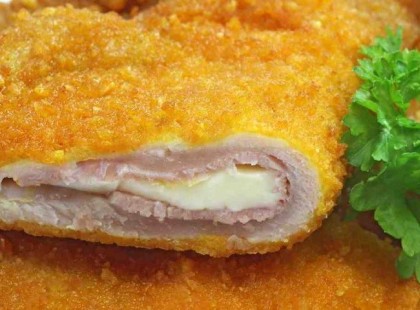 Sajtos sonkatekercs különleges panírban – csábító vacsora gyorsan a sütőből