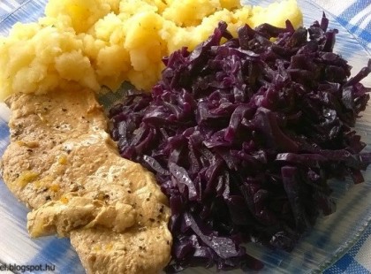 Párolt lilakáposzta tört burgonyával és sült karajjal